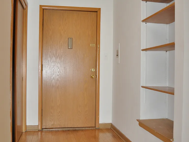 909 E Henry Clay St #304 — Photo 3