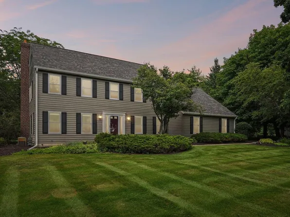 237 Hickory DRIVE, Delafield, WI 53018