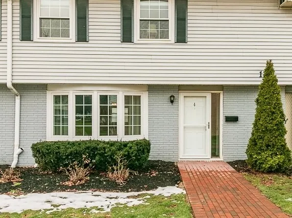 12 Meadowlawn Dr Unit 4, Mentor, OH 44060