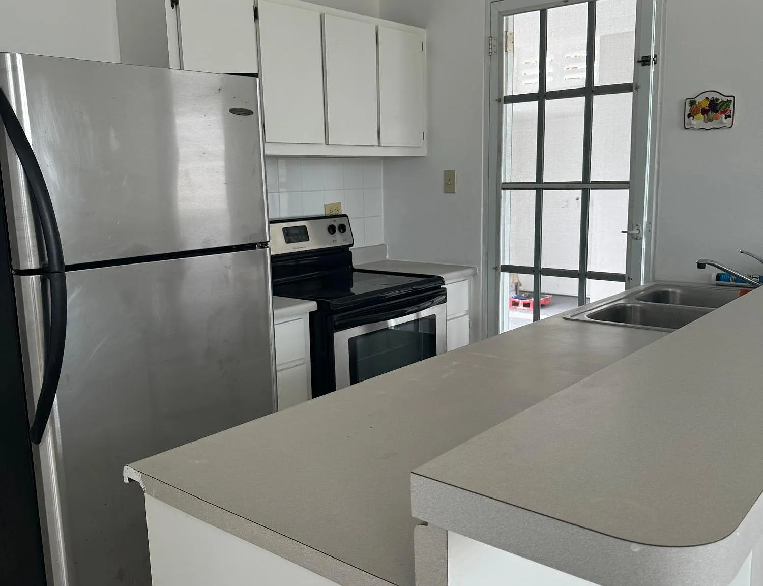 3 bed, 1.0 bath, 1000 sqft, $1,200 — Photo 2