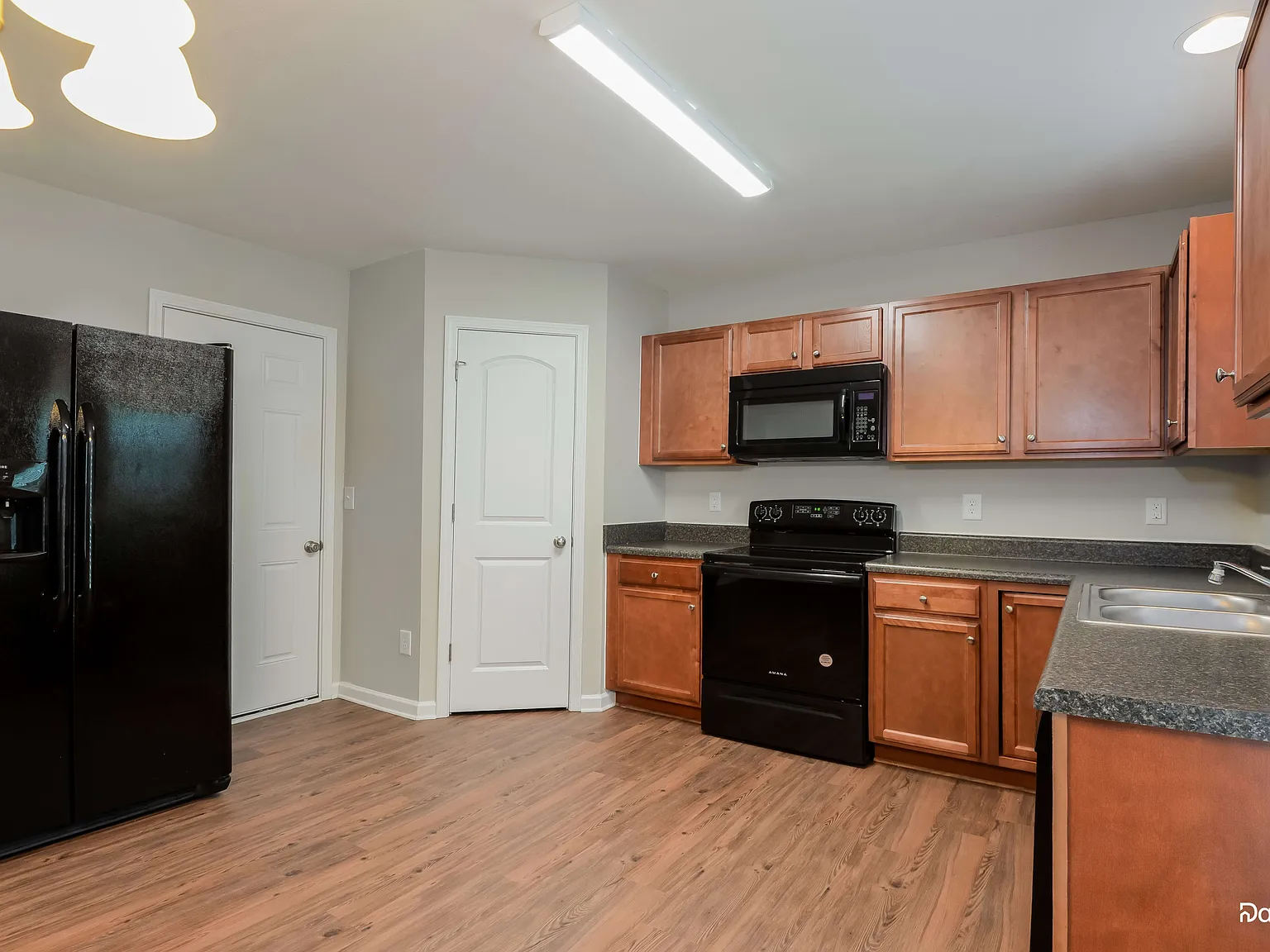 4 bed, 3.0 bath, 2007 sqft, $1,910 — Photo 2