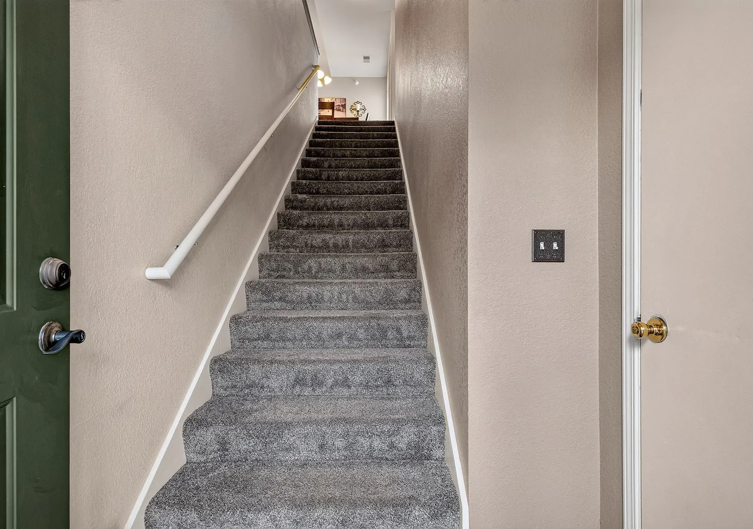 Spacious 3-Bedroom, 2-Bath Upper Condo with Pool Access & 3 Parking Spaces — Photo 4