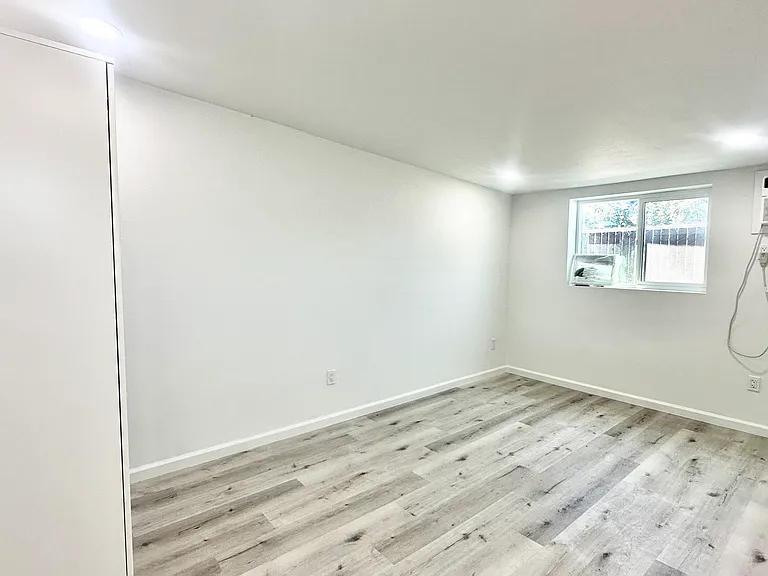 14342 Horst Ave #4 — Photo 3