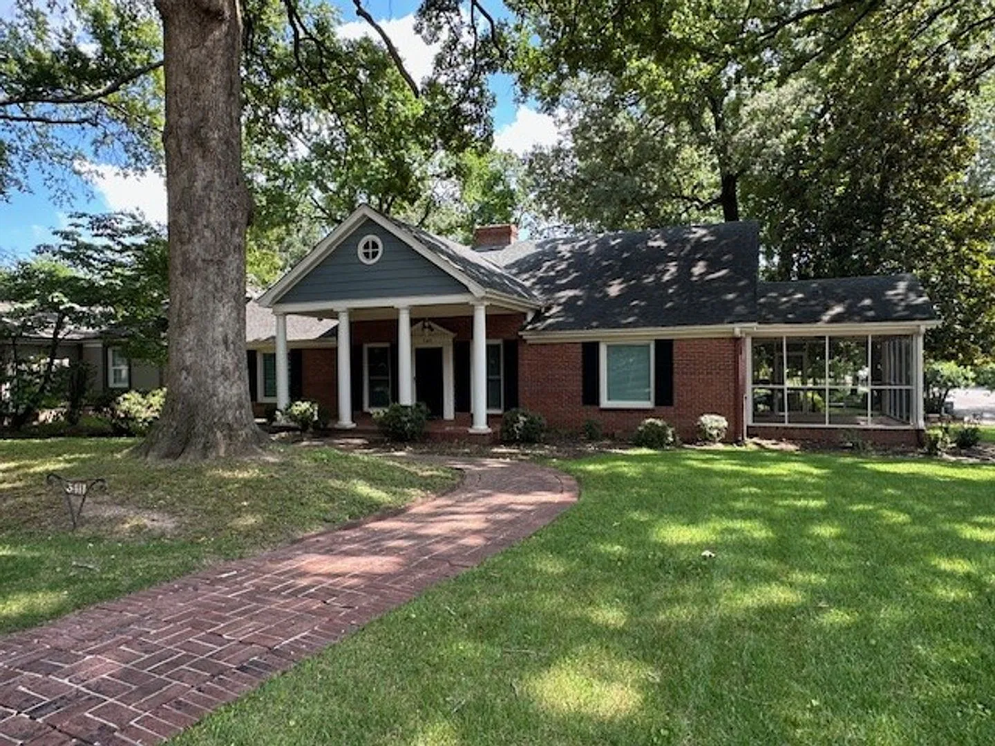 Stunning East Memphis Home with lots of charm! 2 Car Garage! — Photo 2