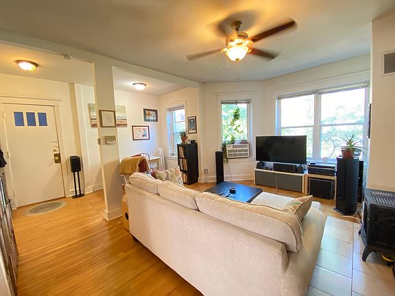 2nd image of 933 W Cornelia Ave APT 2B