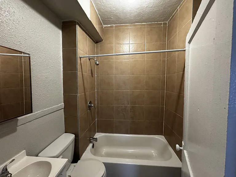 105 Tays St #B — Photo 7