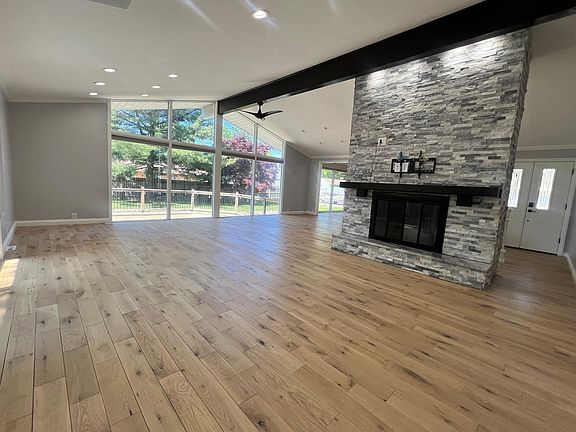 3rd image of 25778 Chaucer Dr