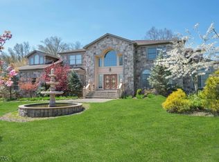4 Hyer Farm Rd, Roseland, NJ 07068