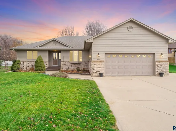 208 N Fairway Dr, Brandon, SD 57005