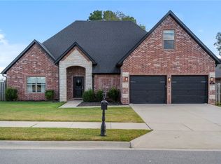 900 Sunset Ln, Centerton, AR 72719