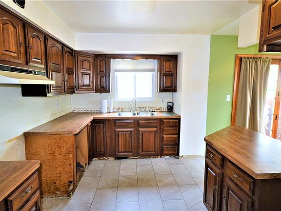 3rd image of 4279 W 180th St