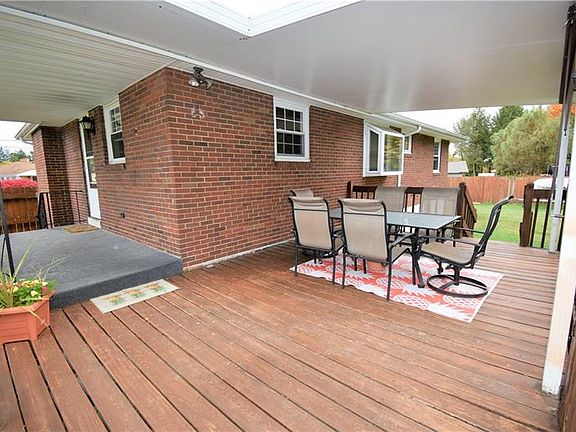 3rd image of 111 Horseshoe Dr