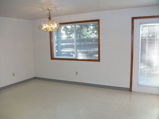 4th image of 104 NE Juniper Ave APT B