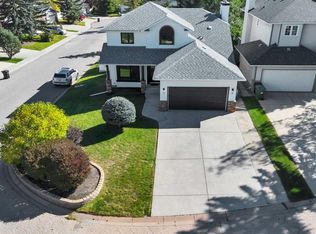 238 Hawktree Bay NW, Calgary, AB T3G 2Z3