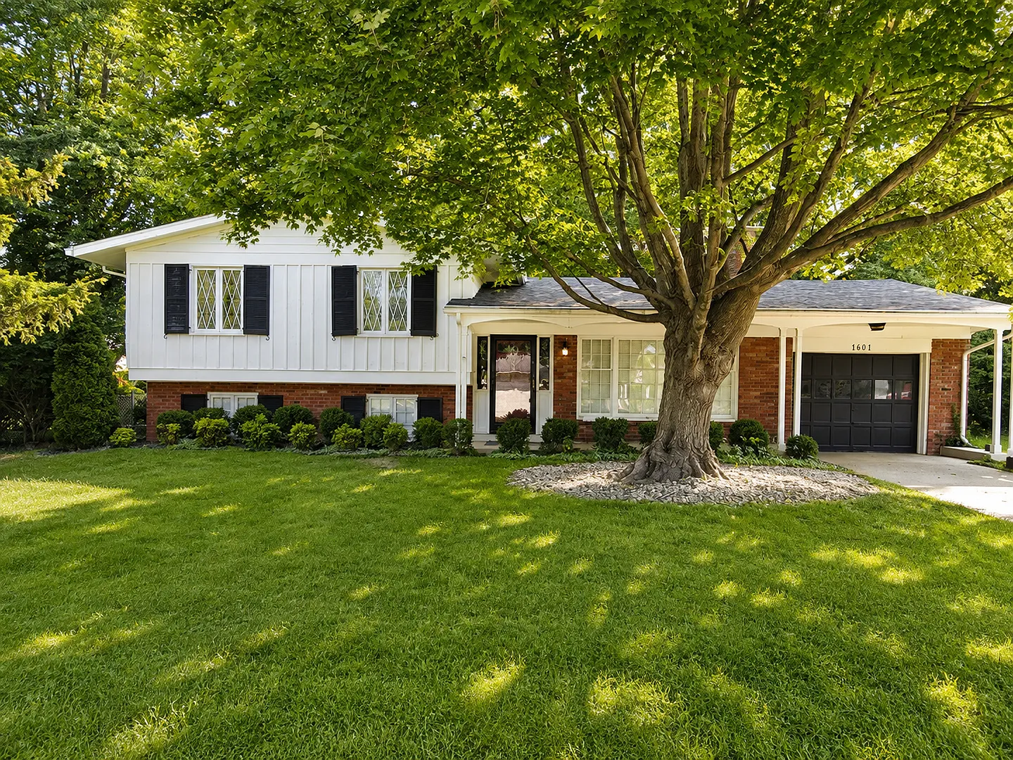 East End Corner Lot - Three bedroom! — Photo 1