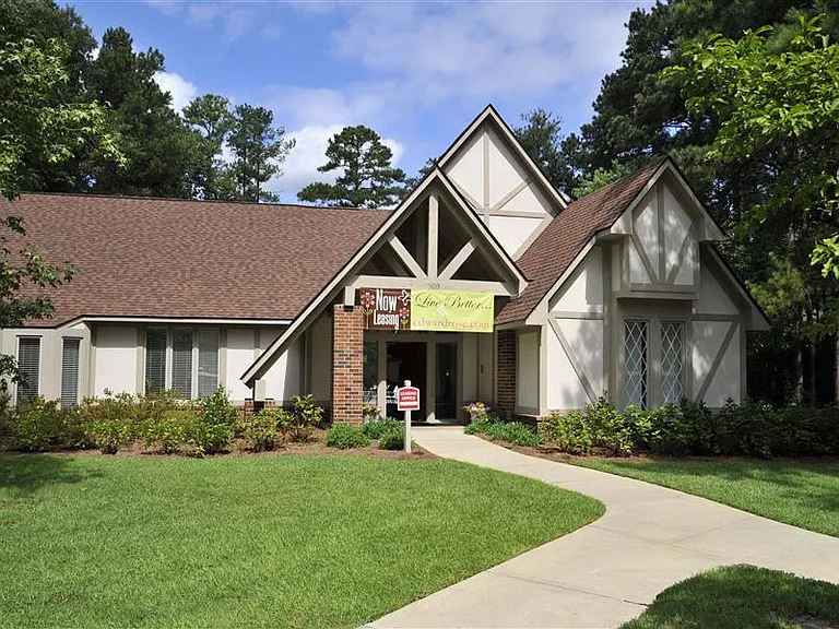 Leasing Office Exterior