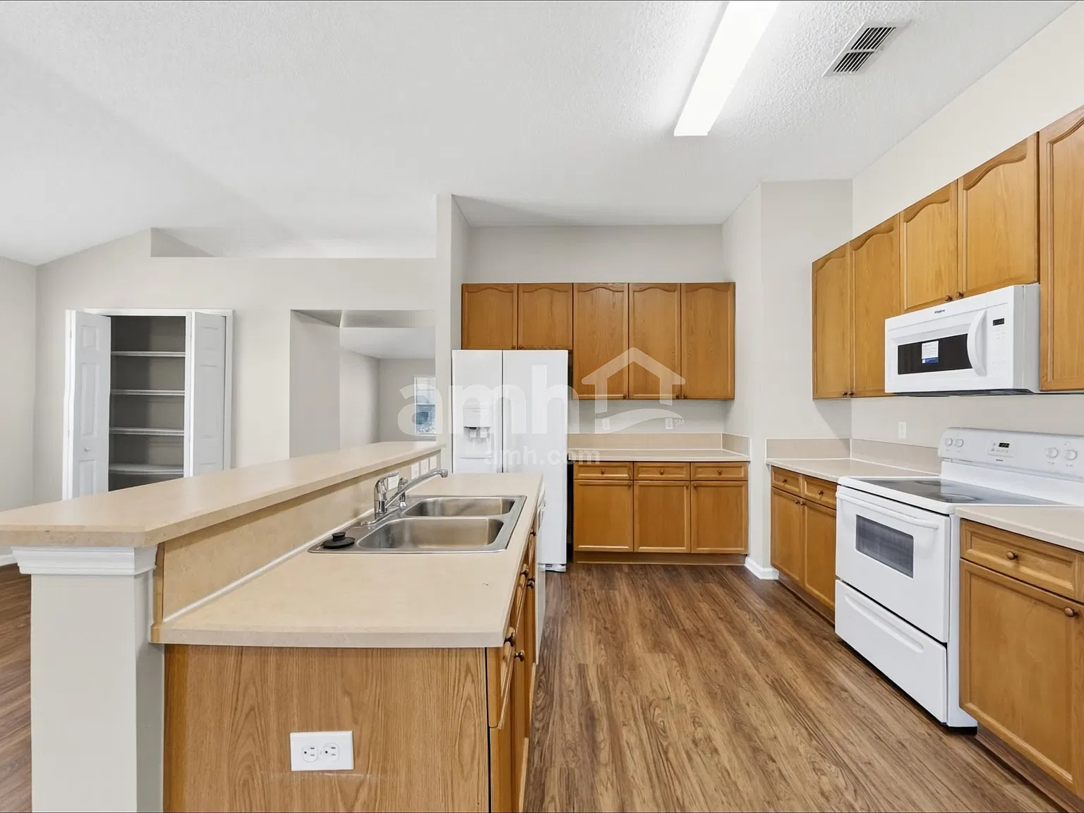 3 bed, 2.0 bath, 2035 sqft, $2,165 — Photo 3