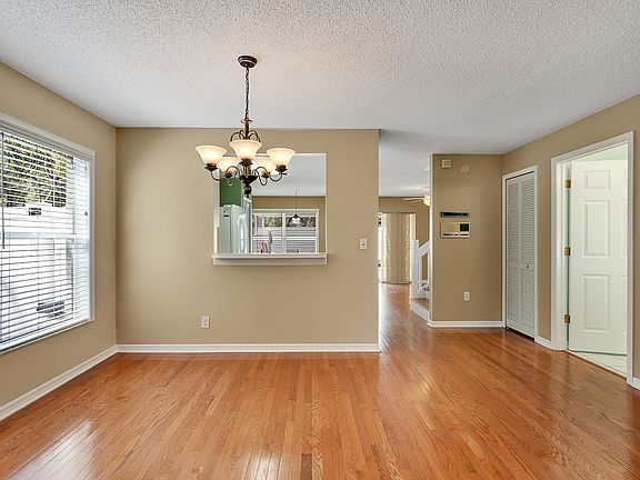4th image of 2972 Shannon Cir