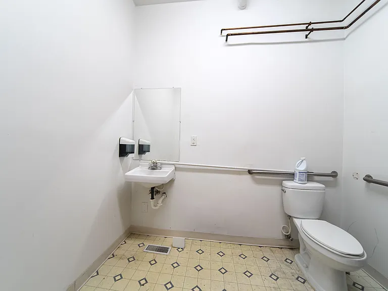 209 S Ford Blvd — Photo 19