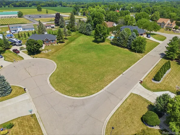 3488 Woodridge Dr, Flushing, MI 48433