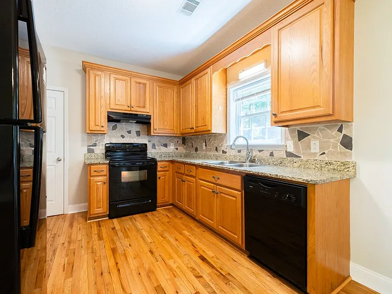 131 Eric Dr — Photo 10