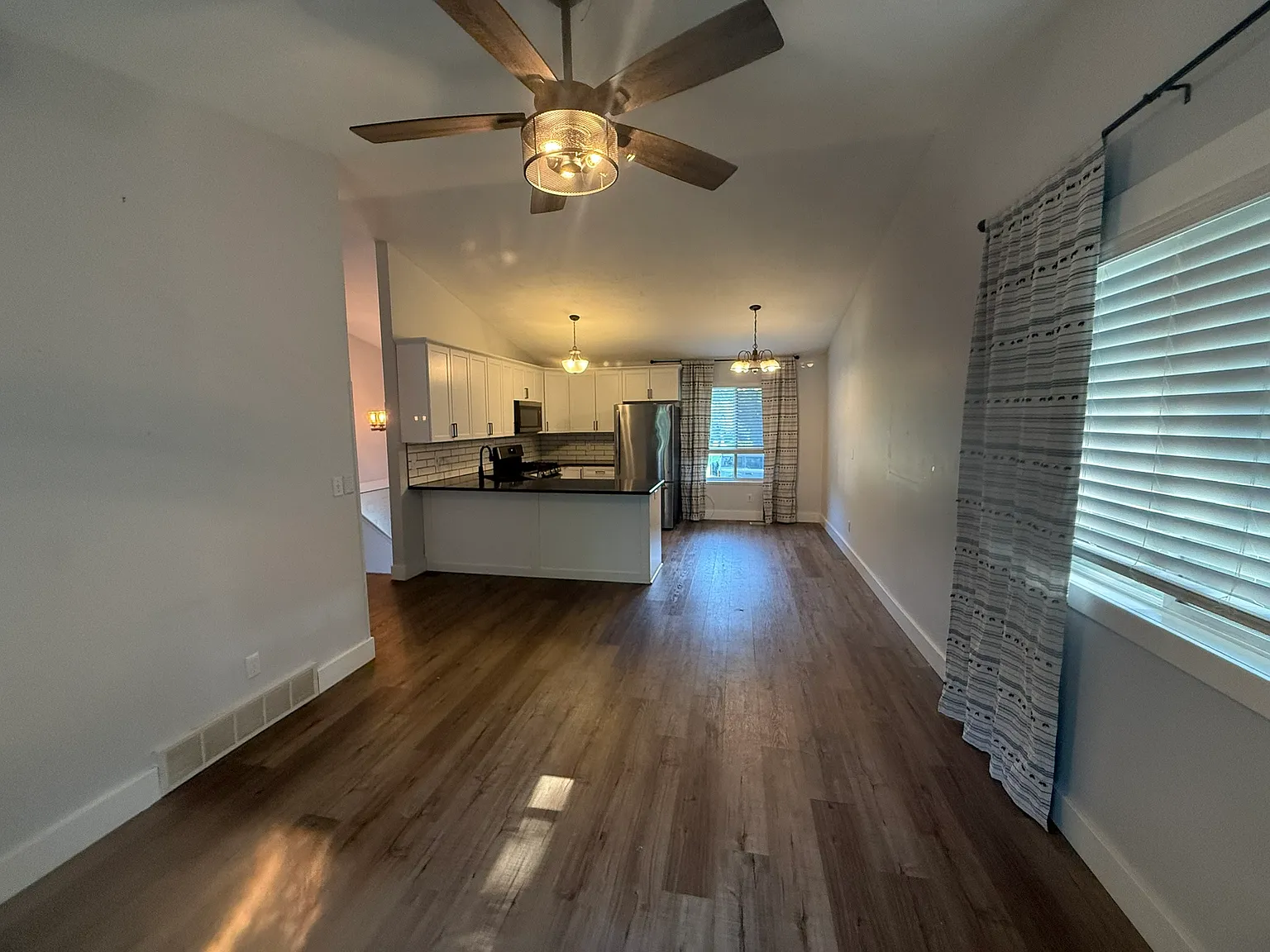 3 bed, 1600 sqft, $2,500 — Photo 2