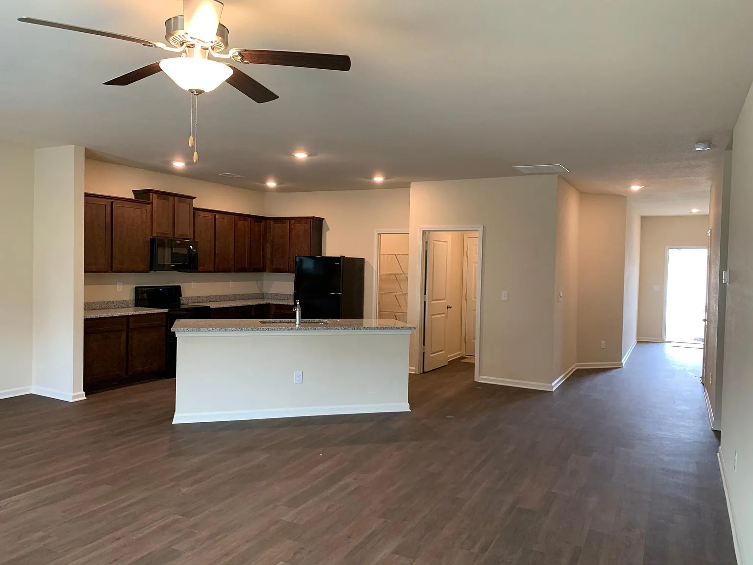 977 Walnut Creek Cir — Photo 2