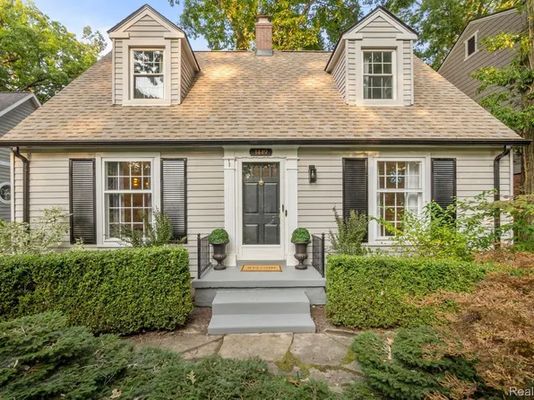 1449 Glenwood Dr, Sylvan Lake, MI 48320