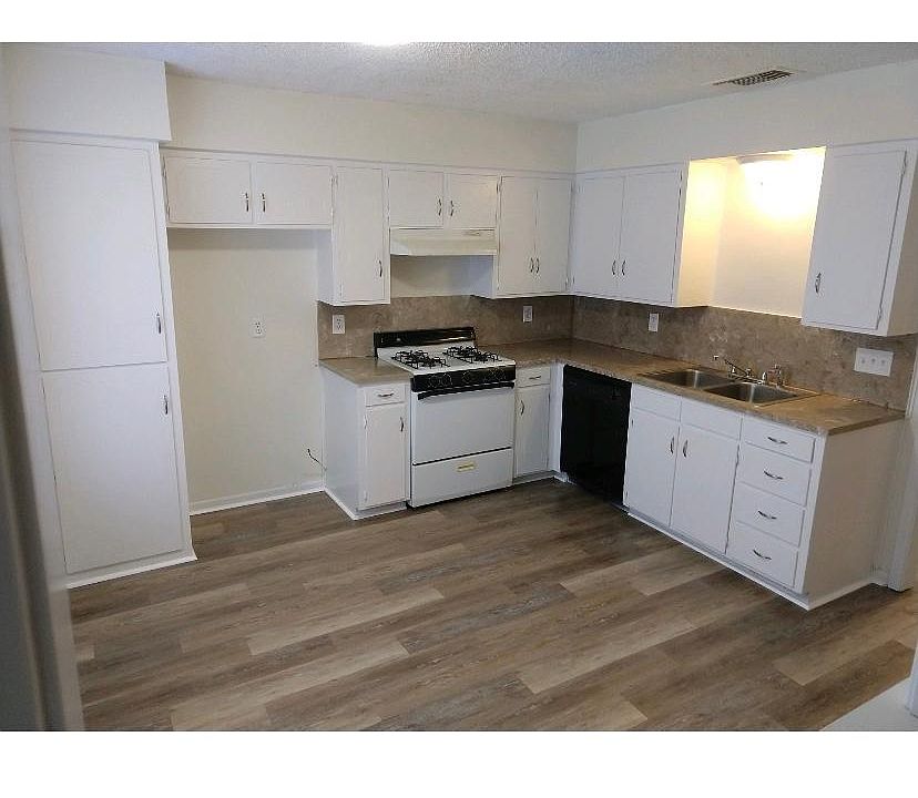 2nd image of 102 Carolyn Dr