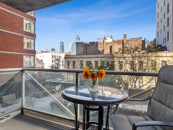 3rd image of 270 W 17th St APT 3A