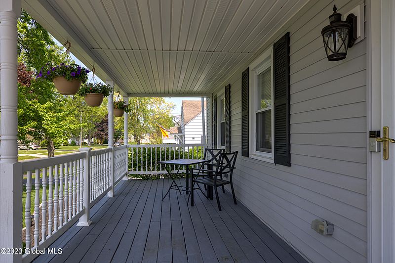 4th image of 33 Rose Court