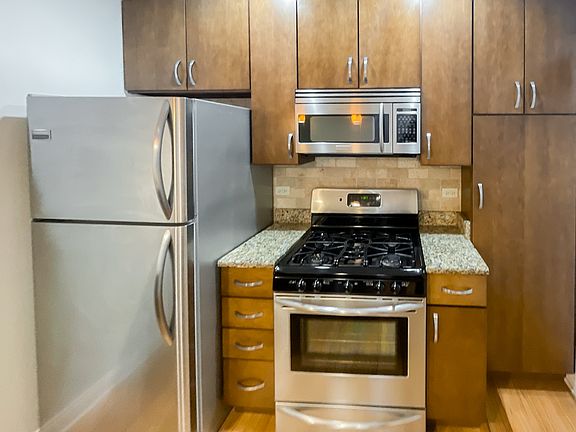 2nd image of 3808.5 N Marshfield Ave #2