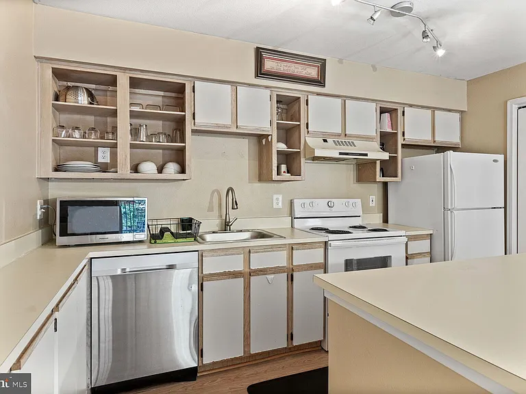 3304 Wyndham Cir #235 — Photo 6
