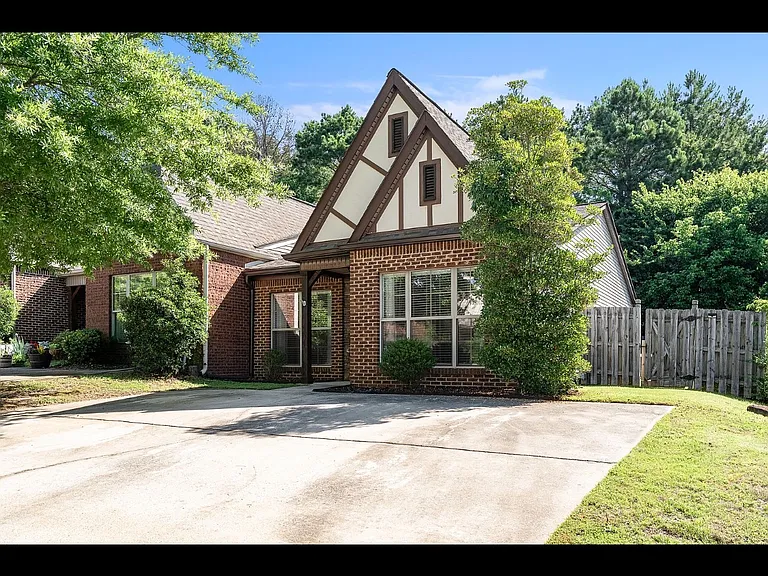 2536 Ridgemont Dr — Photo 1
