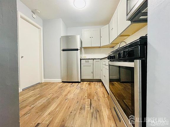5th image of 128 College Dr