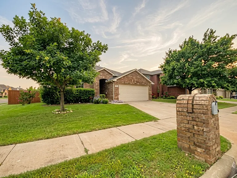 421 Goldstone Ln — Photo 2