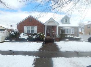 8215 265th St, Glen Oaks, NY 11004