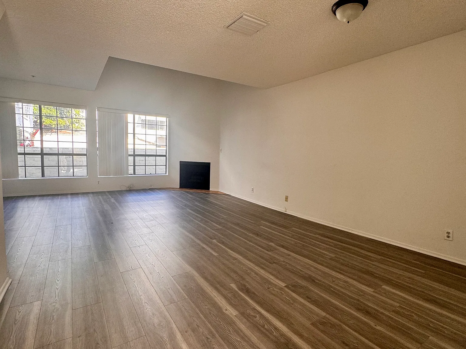 1 bed, 1.5 bath, 1000 sqft, $2,700 — Photo 2