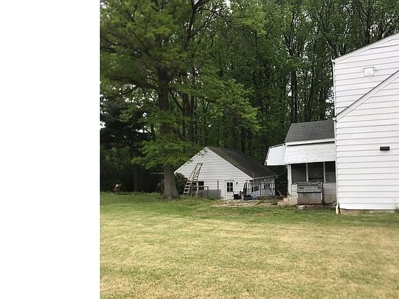 5th image of 817 Lake Dr