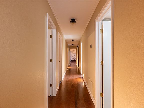 3rd image of 207 Southridge Rd
