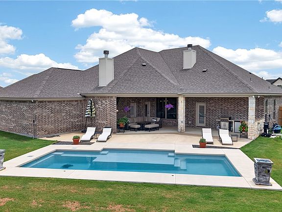 2nd image of 500 Oak Dr