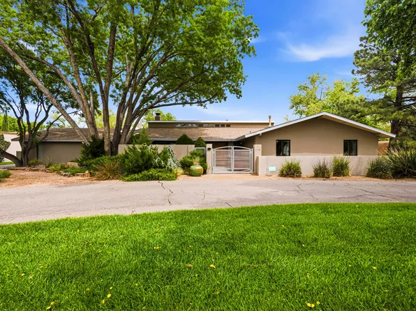 1116 Salamanca St NW, Los Ranchos De Albuquerque, NM 87107