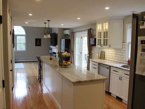 5th image of 54 Linden St