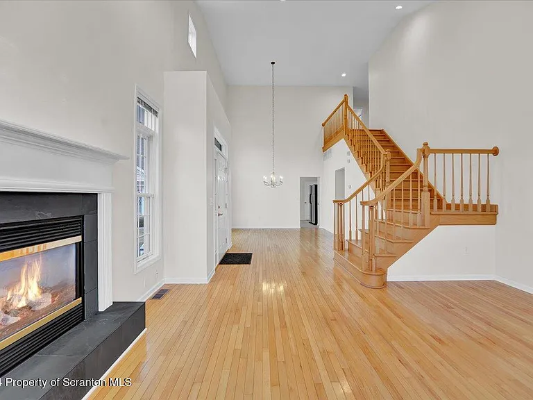 1404 Verne Close — Photo 9