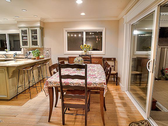 5th image of 879 Kenmore Cir