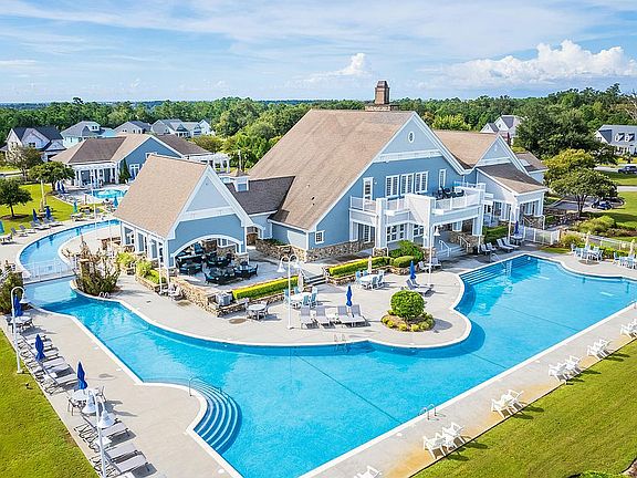 clubhouse, pool, and gym