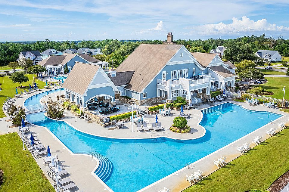 clubhouse, pool, and gym