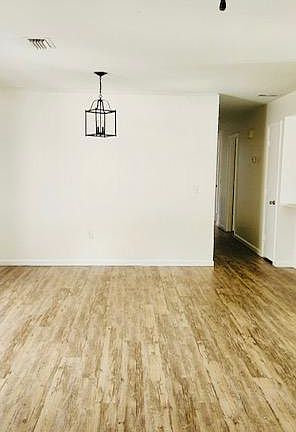 3rd image of 985 Alford St