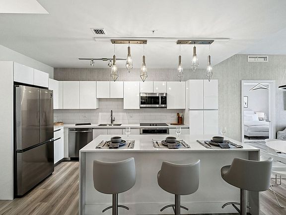 5th image of 26 Diplomat Pkwy #802