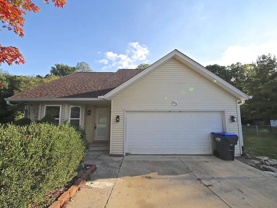 876 E Meadowlands Dr